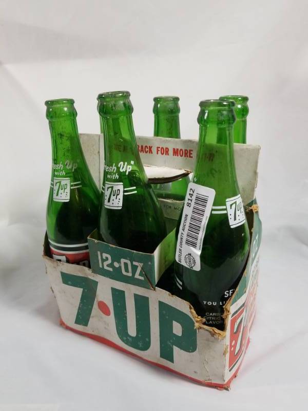lot 8142 image: Late 1950s 7-UP  12Oz  6-Pack with paper holder