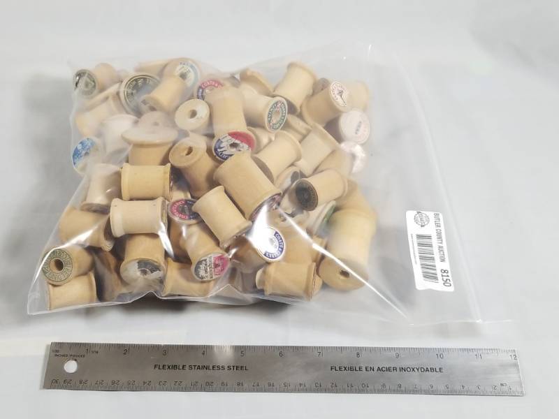 lot 8150 image: Large Bag of Old Small Wooden Thread Spools