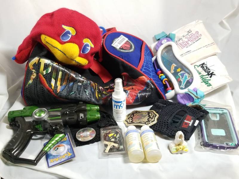 lot 8151 image: Marvel Spider Man Bag with Misc Items
