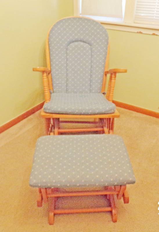lot 9001 image: Glider rocker with Ottoman