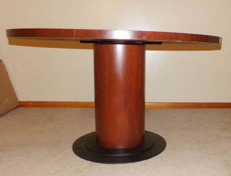 lot 9005 image: 4 FOOT Pedestal Table
