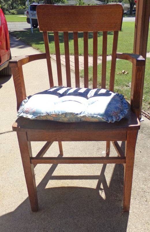 lot 9014 image: Antique oak office chair