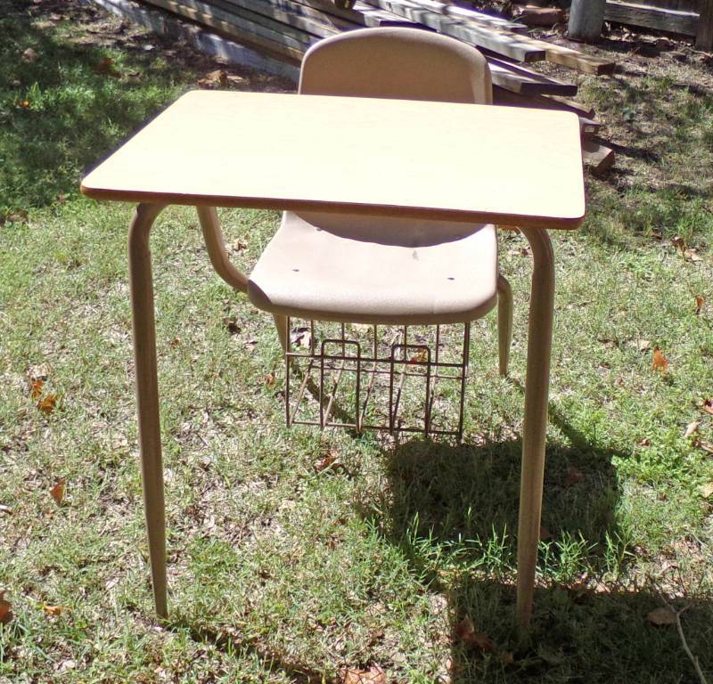 lot 9016 image: Vintage school desk