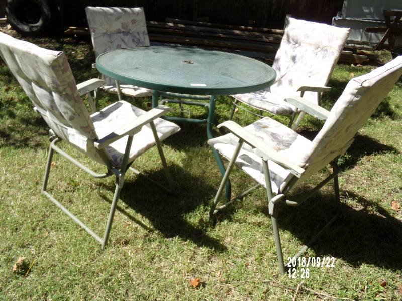 lot 9022 image: Round Patio table and folding chairs with pads