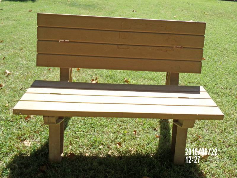 lot 9023 image: Park bench that converts a bench table made of heavy plastic