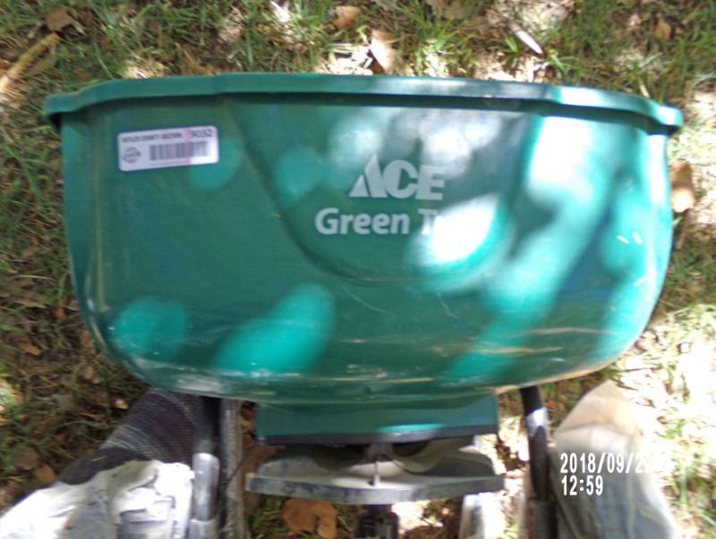lot 9032 image: new fertilizer grass spreader