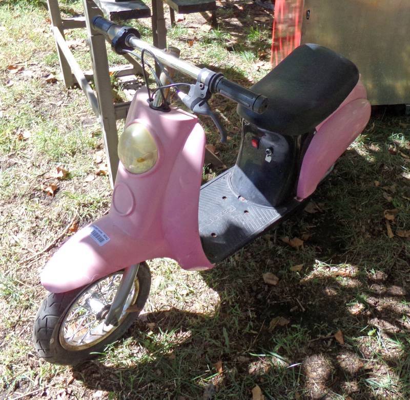 lot 9042 image: pink children motor scooter - needs charger
