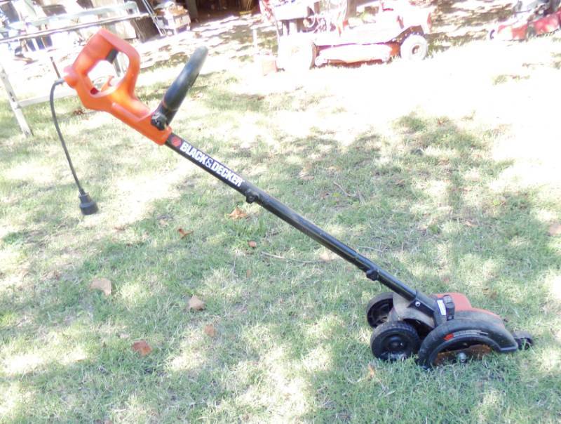 lot 9046 image: Black and Decker Electric Edger - works