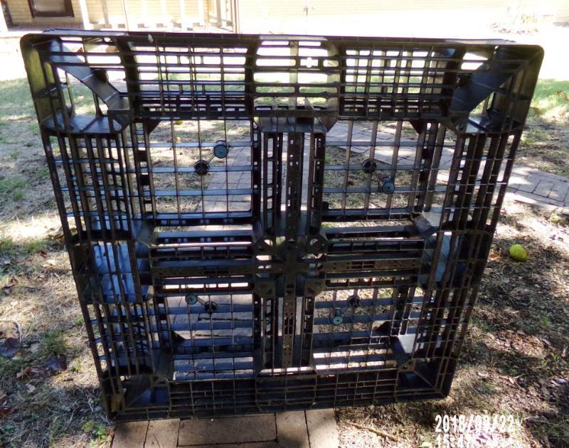 lot 9047 image: Black plastic pallet heavy duty