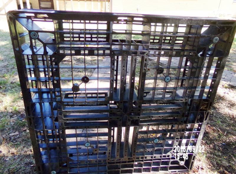 lot 9048 image: heavy duty black plastic pallet