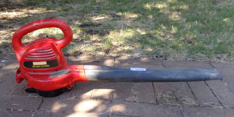 lot 9052 image: Craftsman Electric leaf blower - works