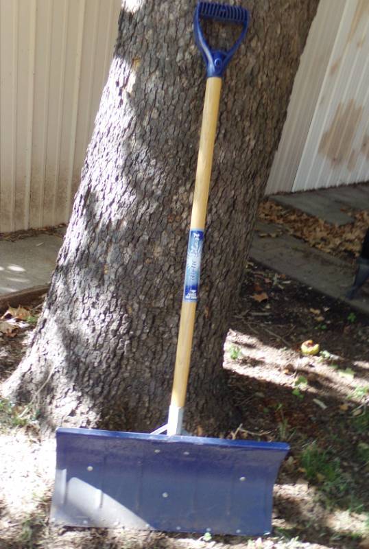 lot 9057 image: snow shovel