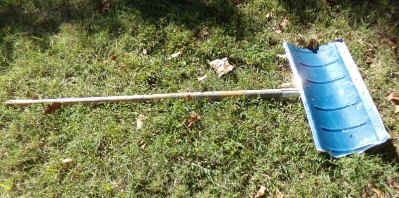 lot 9058 image: snow shovel