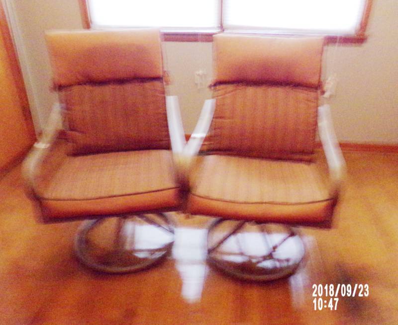 lot 9064 image: 2 patio swivel chairs
