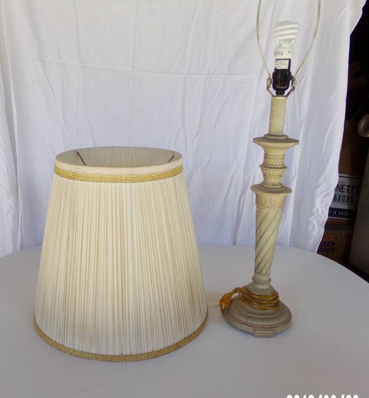 lot 9071 image: vintage lamp with shade