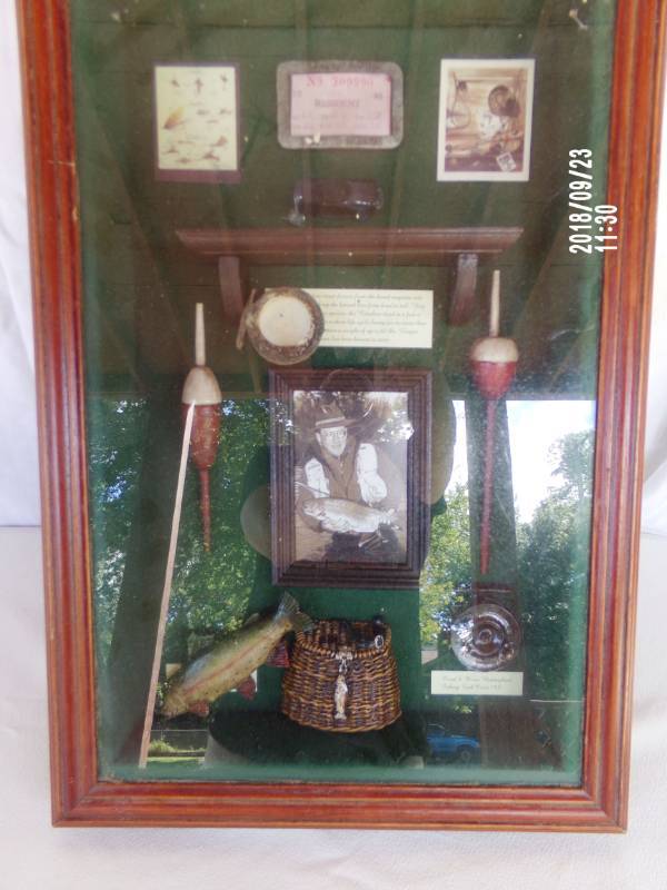 lot 9077 image: antique shadow box