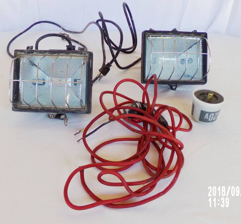 lot 9081 image: 2 square work lamps