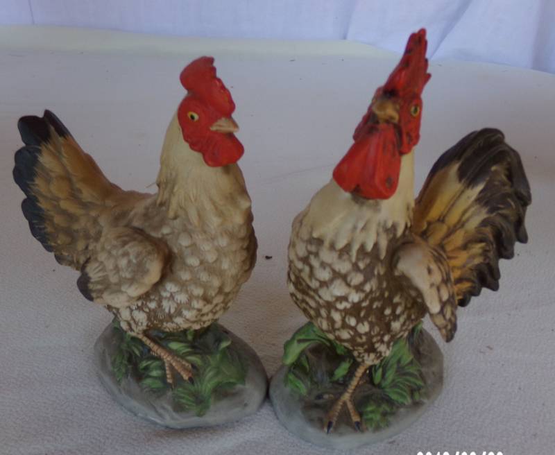 lot 9107 image: rooster and chicken salt and pepper shakers