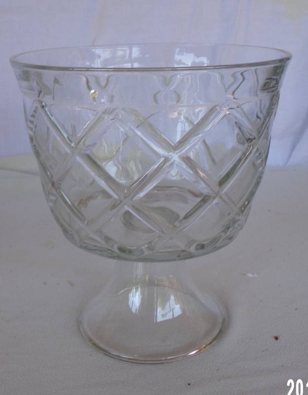 lot 9119 image: glass triffle bowl