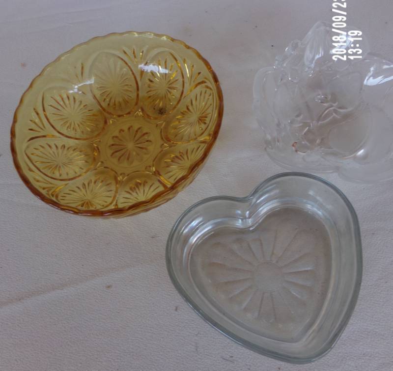 lot 9121 image: 3 decorative glass relish dishes