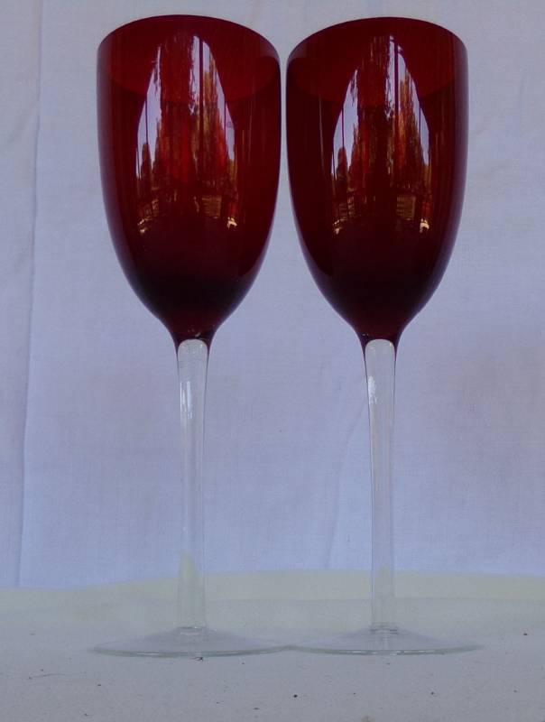 lot 9134 image: red flute champagne glasses