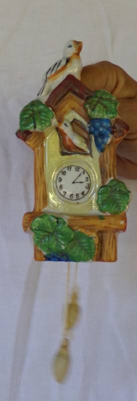 lot 9142 image: small coocoo clock