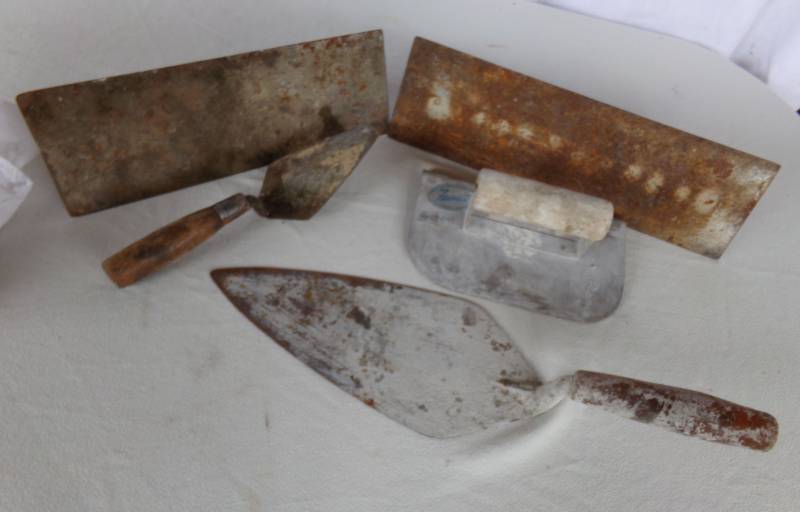 lot 9167 image: Lot of trowels  concrete tools