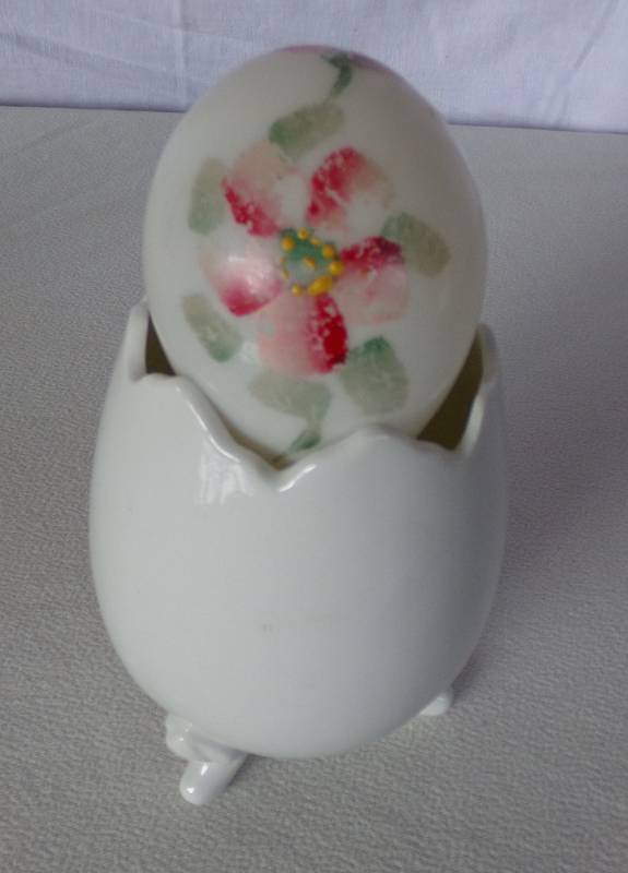 lot 9185 image: egg shaped holder and glass egg