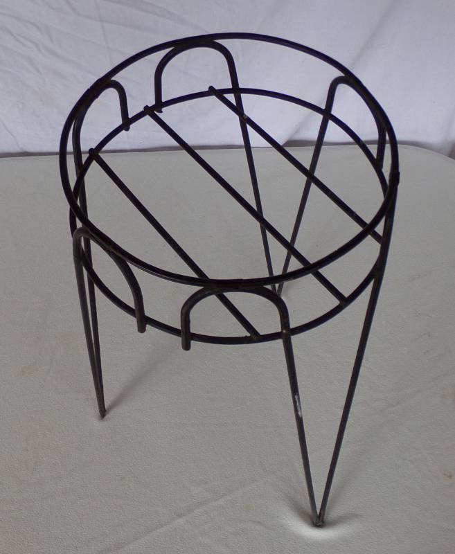 lot 9197 image: plant stand