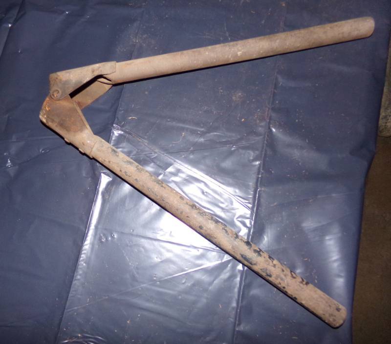 lot 9583 image: Barbed Wire Spoil Holder