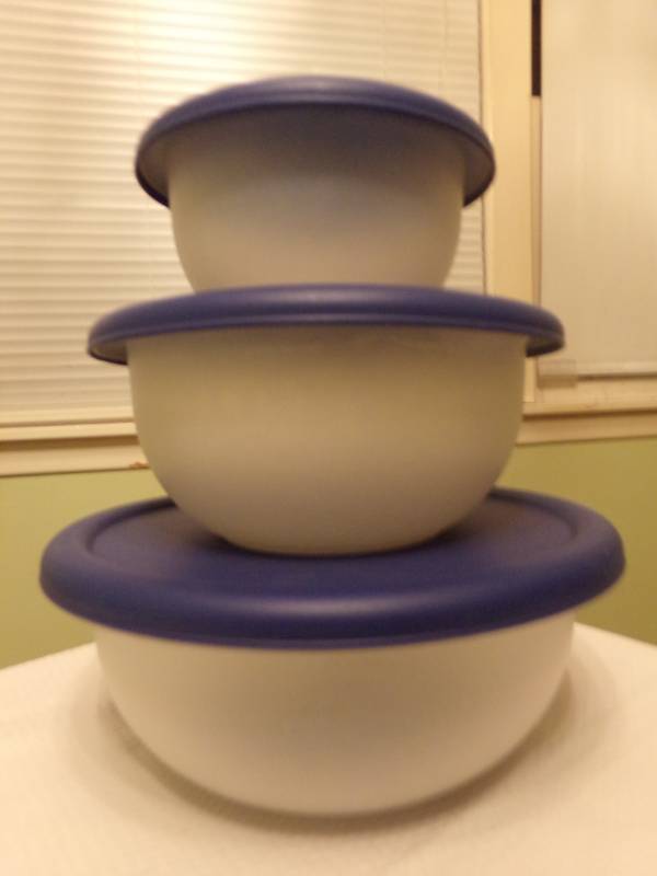 lot 9596 image: Bowl Set Blue Lids