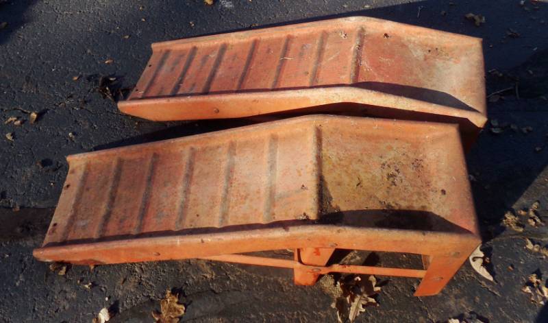 lot 9539 image: Lot of 2 Orange Car Ramps
