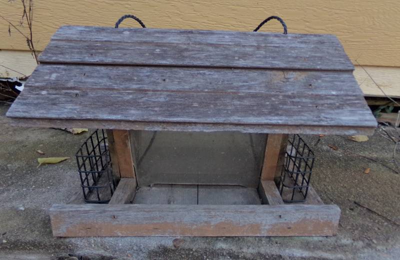 lot 9529 image: Birdfeeder With Soot Holder