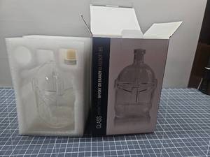 lot 28519 image: Designer Glass Whiskey Decanter 34 Oz. NEW