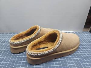 lot 28544 image: CARLKARIDA Cozy Suede Slippers Mules Size 9  New
