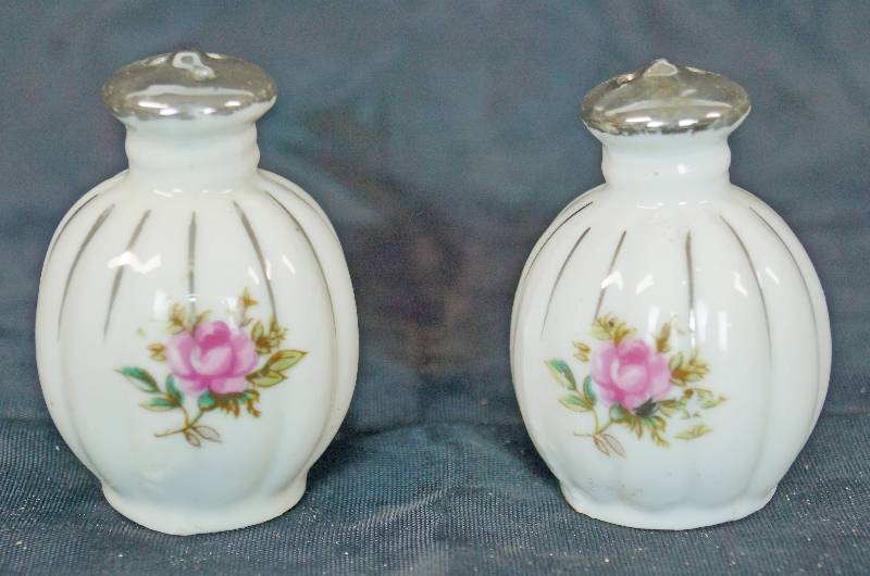 lot 1131 image: Floral Salt and Pepper Shaker Set - Beautiful