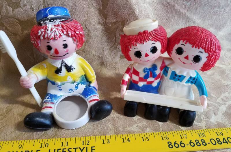 lot 3568 image: Toothbrush and card holder - Raggedy Ann & Andy
