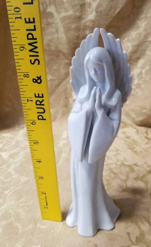 lot 3652 image: Pretty Porcelain Angel 1989