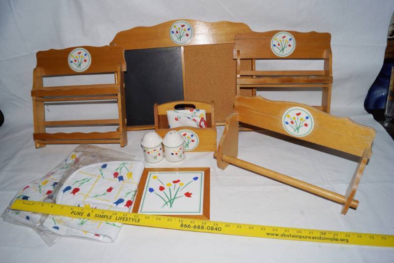 lot 5635 image: Kitchen Decor Set