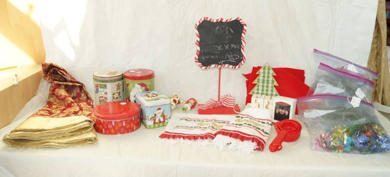lot 3802 image: Neat Christmas Lot with Lights