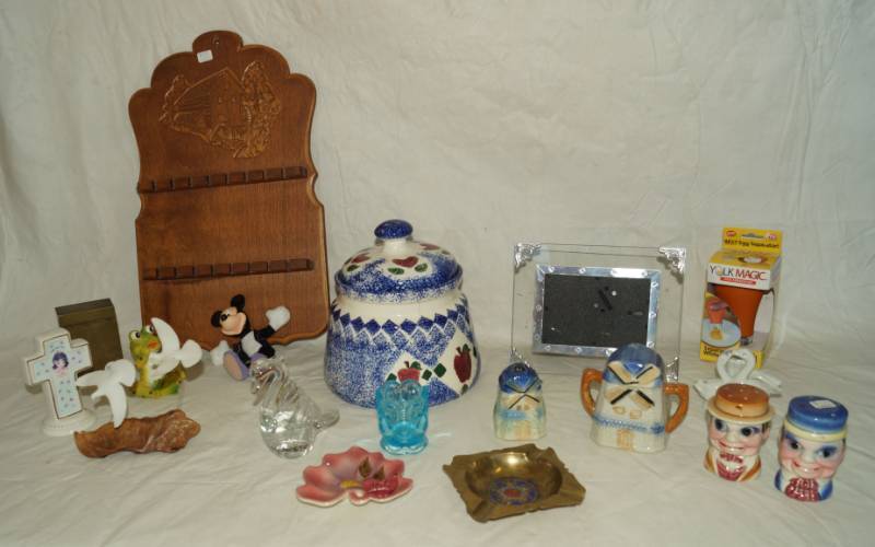 lot 3864 image: Nice Lot of Collectibles - Look Close at This One