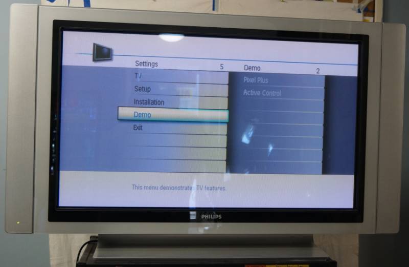 lot 6128 image: Large Philips Television - TV M#42PF7321D37 - no remote - TV Works