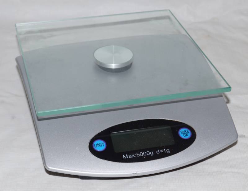 lot 6133 image: Stylish Electronic Scale - Glass Top - Max - 5000g - WORKS