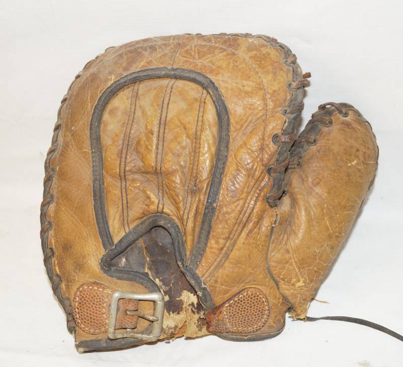 lot 6074 image: Vintage Leather Baseball Mit
