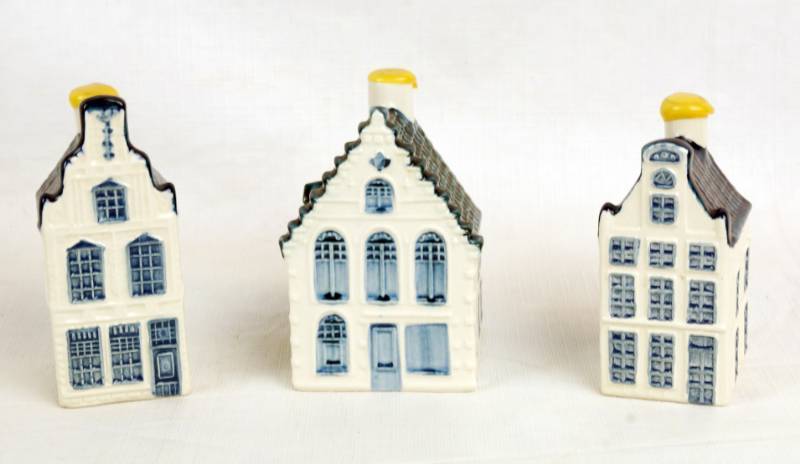 lot 6104 image: Set of 3 Delft Blue - VERY RARE - Mini Sealed Decanters() made for BOLS Royal Distilleries Holland - WOW