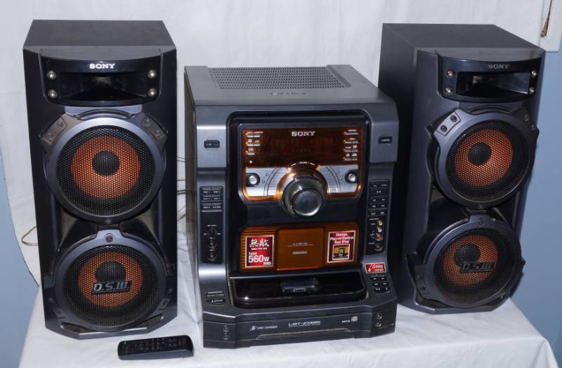 lot 6106 image: Banging SONY Stereo w speakers & remote - WORKS GREAT See video - M# HCD-ZX66i - 560W RMS