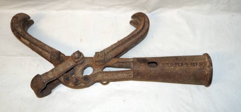 lot 6115 image: Vintage Vise Tool From 1882 - L362 - Large, Heavy Moves - Neat