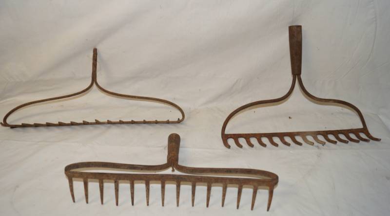 lot 6014 image: Lot of 3 old (seem to be vintage) rake heads - see pics