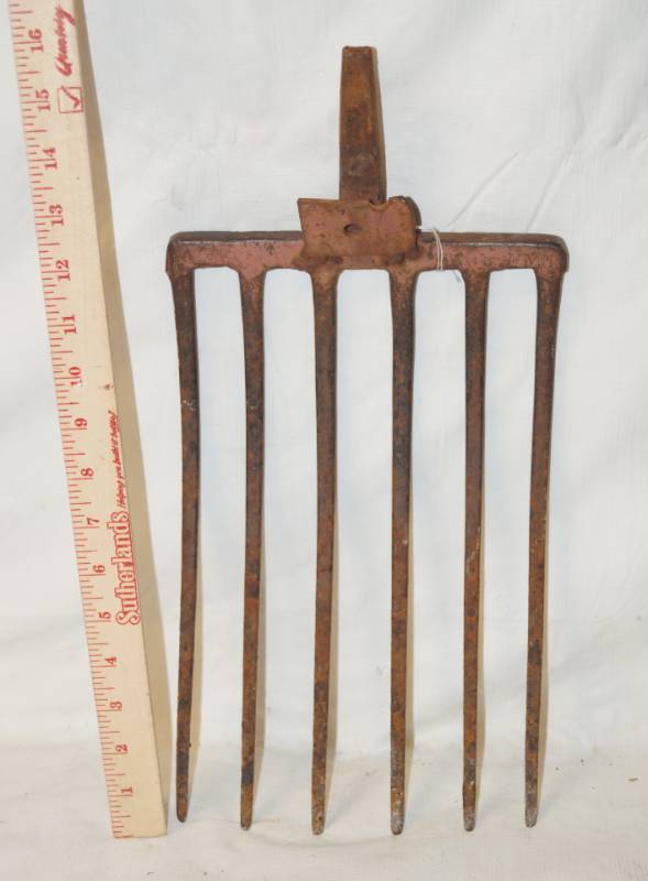 lot 5874 image: Vintage 6-Tine Pitchfork Head - Over 1 long See pics