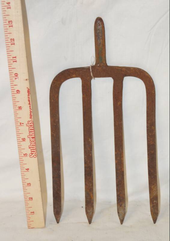 lot 5875 image: Vintage 4-Tine Pitchfork Head - Over 1 long See pics